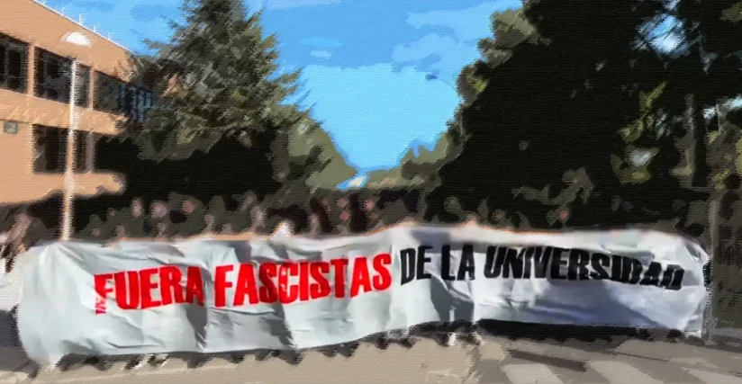 Manifestación con la pancarta: fuera fascistas de la universidad. Desplegada en un acto contra Vito Quiles